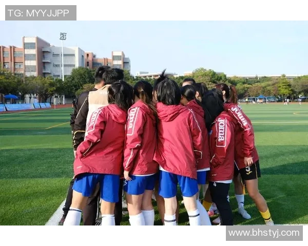 足球红绳牵引梦想与激情连接每一颗热爱足球的心灵与未来